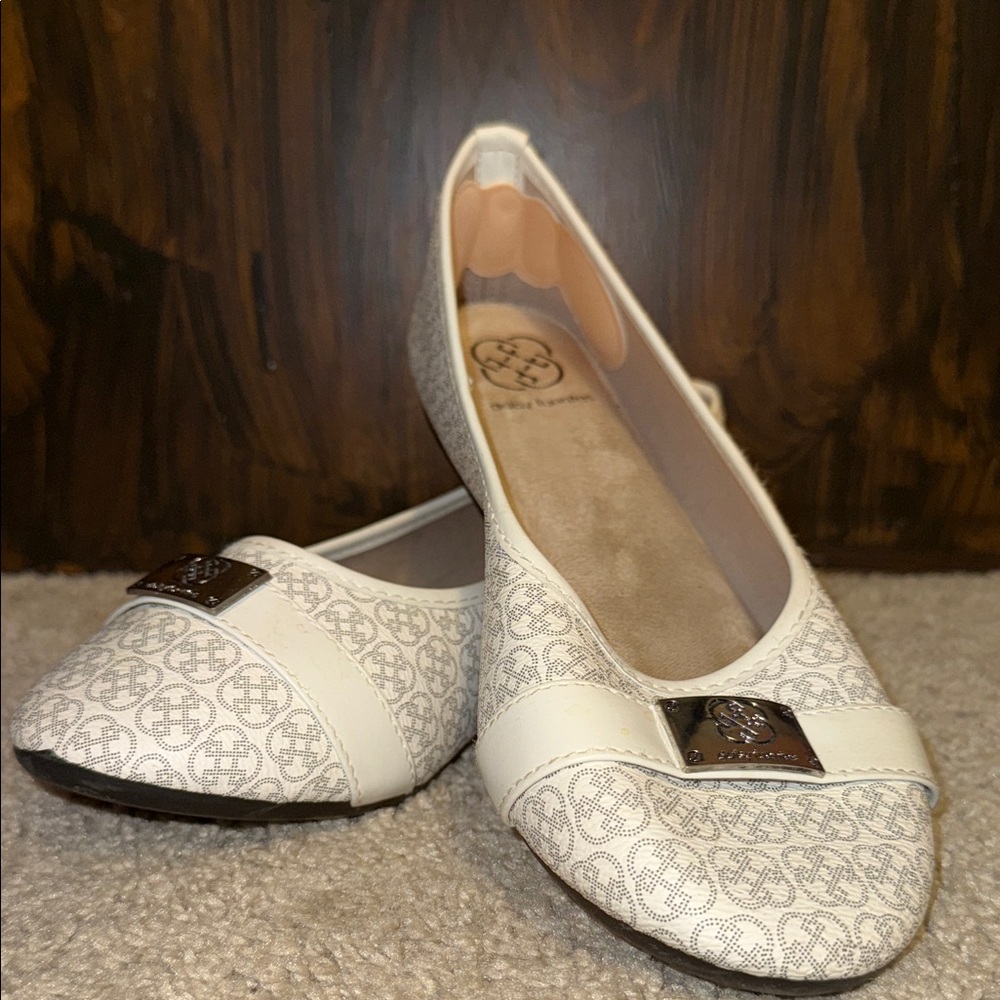 Daisy Fuentes  Cream Patterned Flats